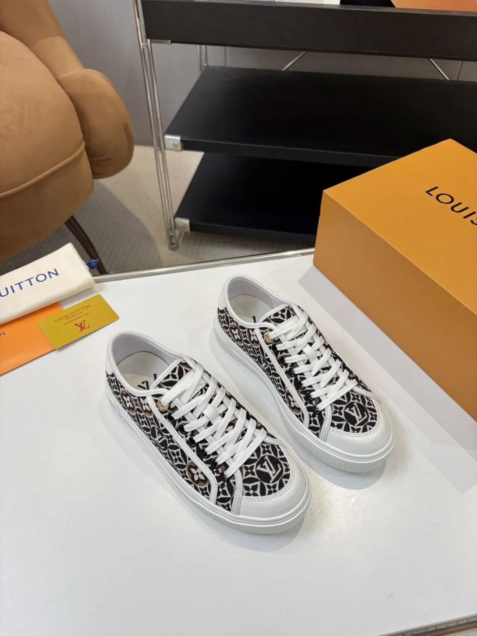 p580🐮🐮 LV couple skate shoes｜Classic jacquard, the ultimate code for a sweet outing! 👫** This pair of shoes is Louis Vuitton's love letter to fashionistas💌 - **classic presbyopic skate shoes**, the perfect choice for couples to go out on the street!  🔸 **Luxury details are a must-have**: Jacquard fabric  🔸 **So comfortable that you don’t want to take it off**: The sheepskin lining is skin-friendly and breathable, warm in autumn and winter without stuffing your feet, refreshing in spring and summer without being sticky, and you can wear it with a high-end feel in all seasons!  🔸 **Steady sense of security**: Non-slip rubber outsole, perfect grip, accompanying you through romantic streets.  **💑 Couple outfit inspiration**: ▪️ For boys, pair with leggings + baseball cap for a trendy street look!  ▪️ Girls can wear short skirts or shark pants, and the sweet and cool style is easy to choose~ **#Louis Vuitton #couple shoes #presbyopia classic** **👉 Click to collect and become the most fashionable CP in the circle of friends with him! ** Fabric: Imported cowhide/classic jacquard fabric Lining: Sheepskin lining Sole: Original rubber sole Size: Women’s size 35-42 (40/41/42 customized) Men’s size 39-45 (39.45 customized)